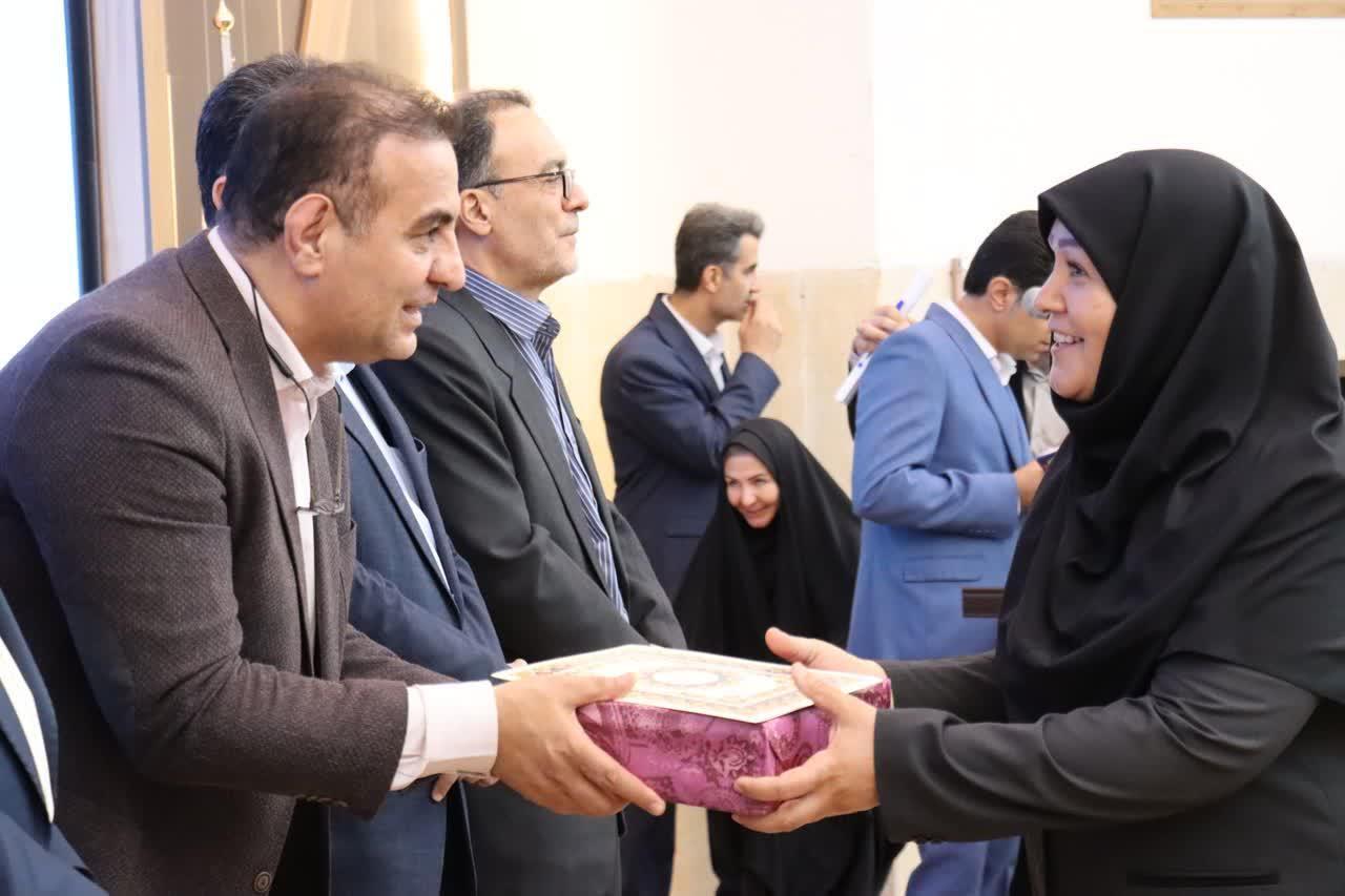 گرامیداشت و تجلیل از بهورزان نمونه مراکز تابعه دانشگاه علوم پزشکی اراک